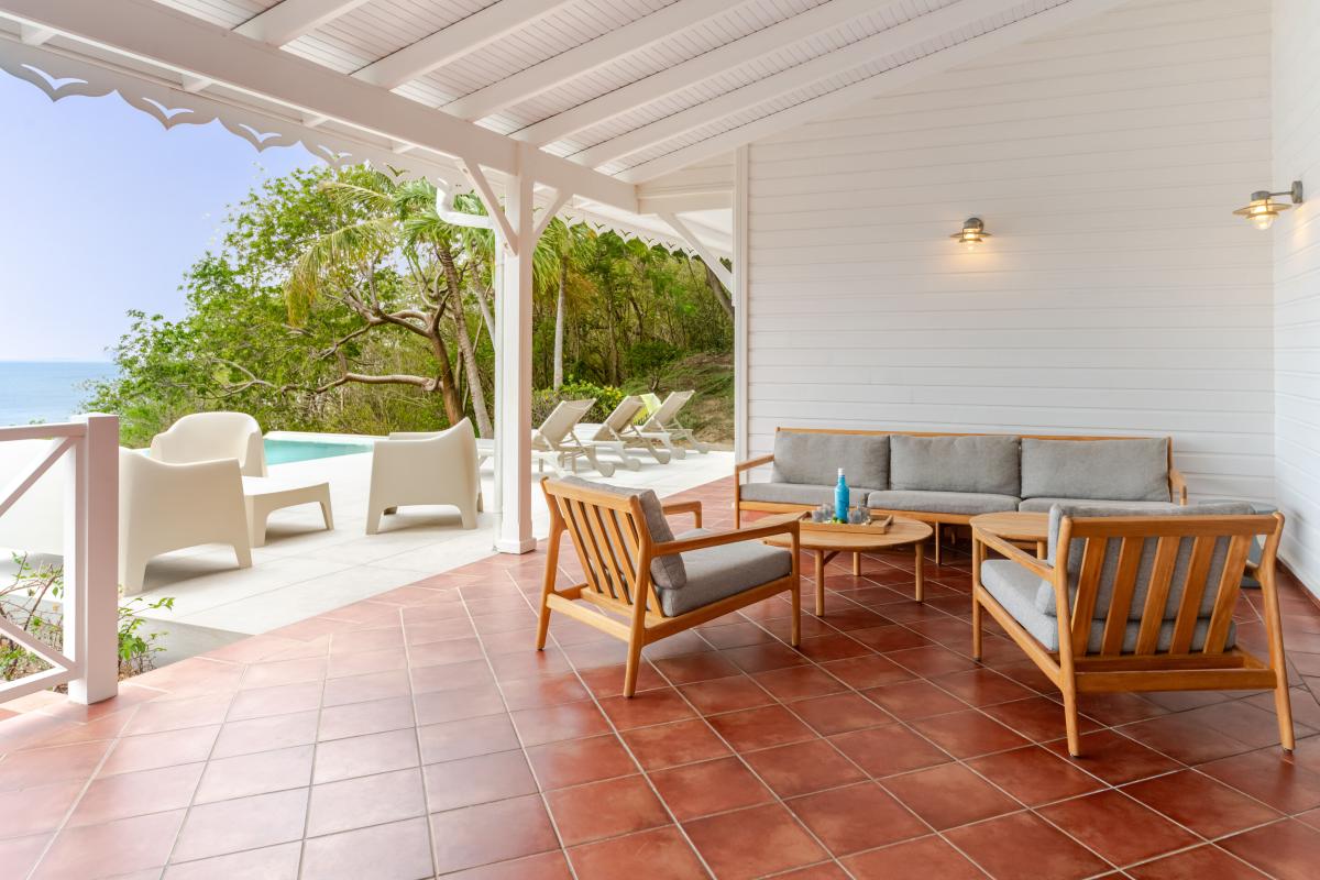 12 salon Terrasse-renovee-vue-mer-martinique